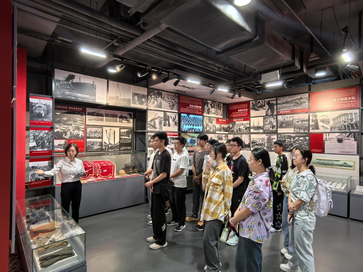 钱七虎学堂参观中铁十四局博物馆